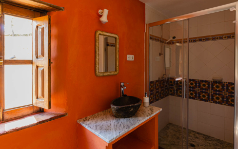 Baño de habitación con dos camas